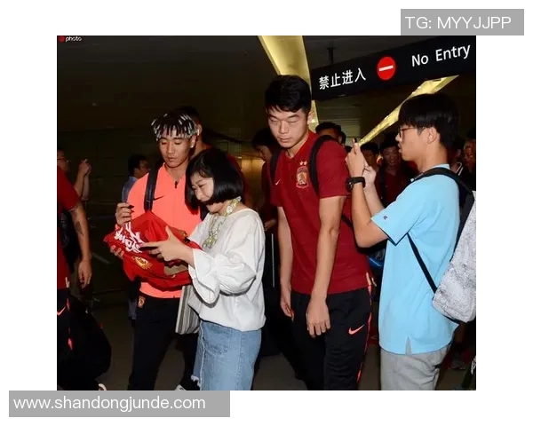 万人空巷热情涌动足球巨星抵达机场现场球迷热烈接机 万人空巷热情涌动足球巨星抵达机场现场球迷热烈接机