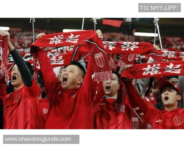 足球巨星拼尽全力汗水淋漓诠释奋斗精神感动无数球迷